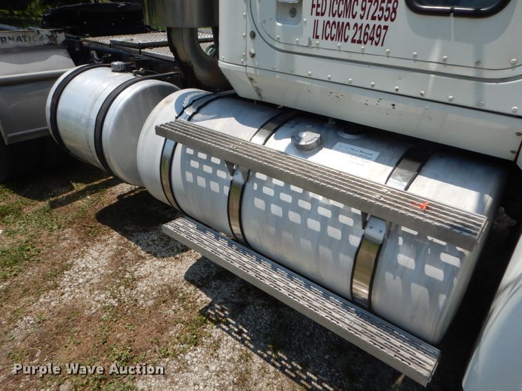 image for item GV9096 2001 International 9400i  semi truck