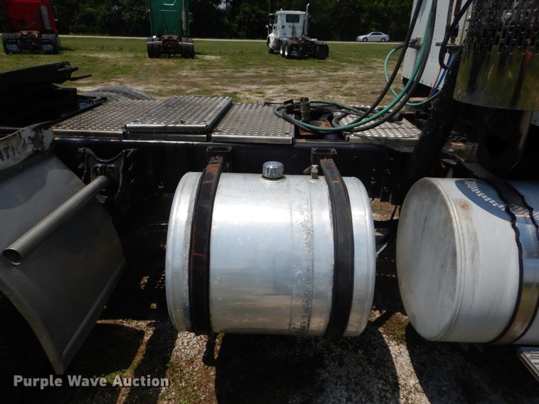 image for item GV9096 2001 International 9400i  semi truck