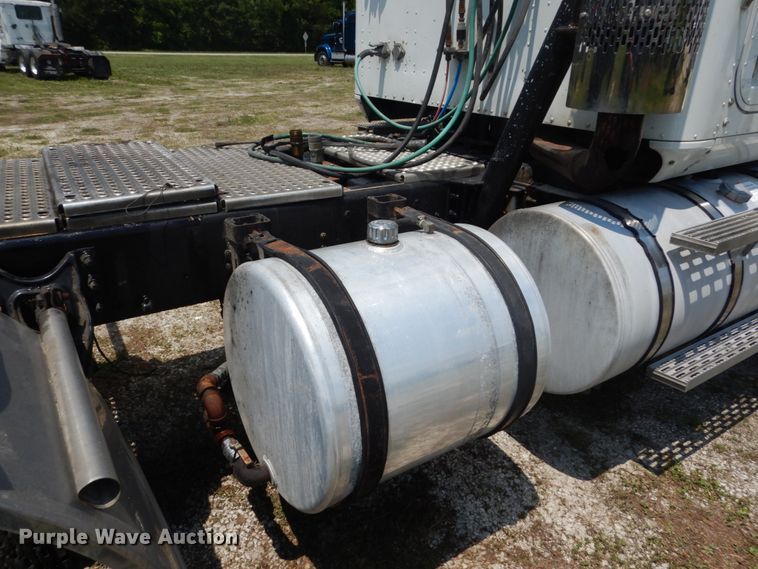 image for item GV9096 2001 International 9400i  semi truck