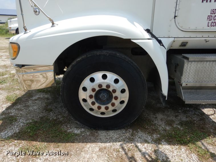 image for item GV9096 2001 International 9400i  semi truck