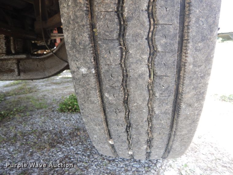 image for item GV9096 2001 International 9400i  semi truck