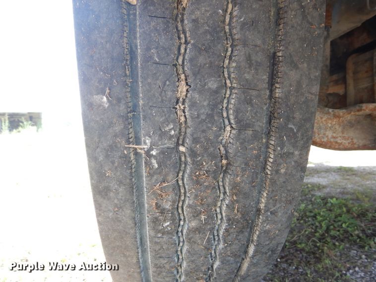 image for item GV9096 2001 International 9400i  semi truck