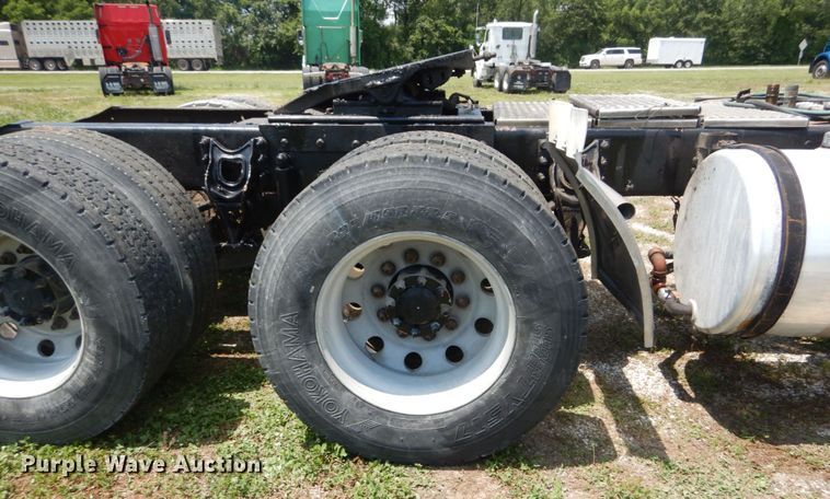 image for item GV9096 2001 International 9400i  semi truck