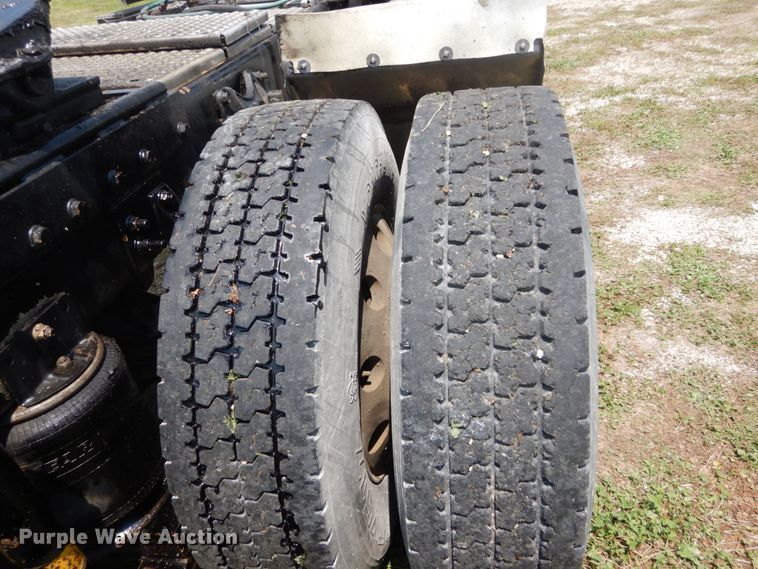 image for item GV9096 2001 International 9400i  semi truck