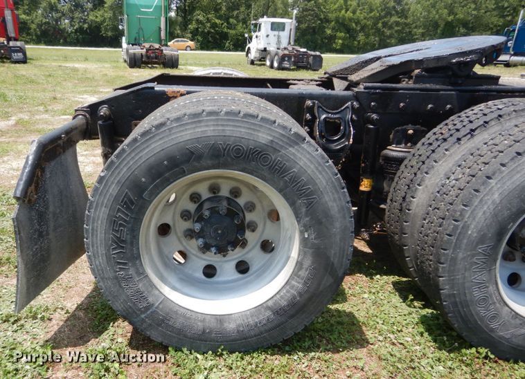 image for item GV9096 2001 International 9400i  semi truck