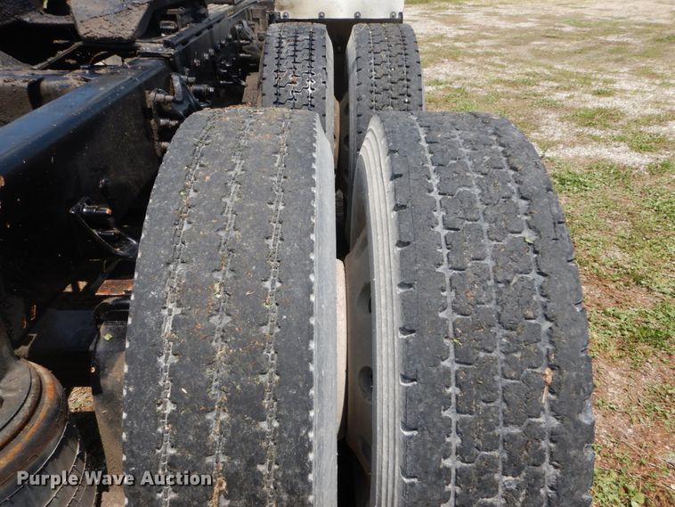 image for item GV9096 2001 International 9400i  semi truck