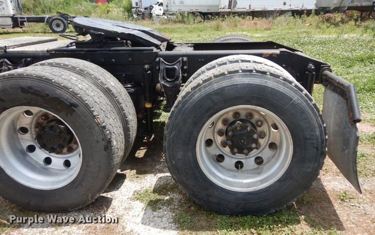 image for item GV9096 2001 International 9400i  semi truck