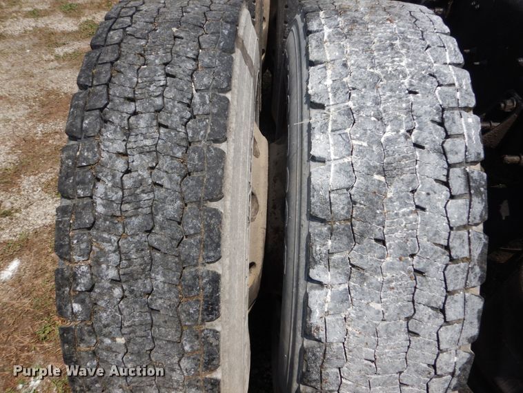 image for item GV9096 2001 International 9400i  semi truck