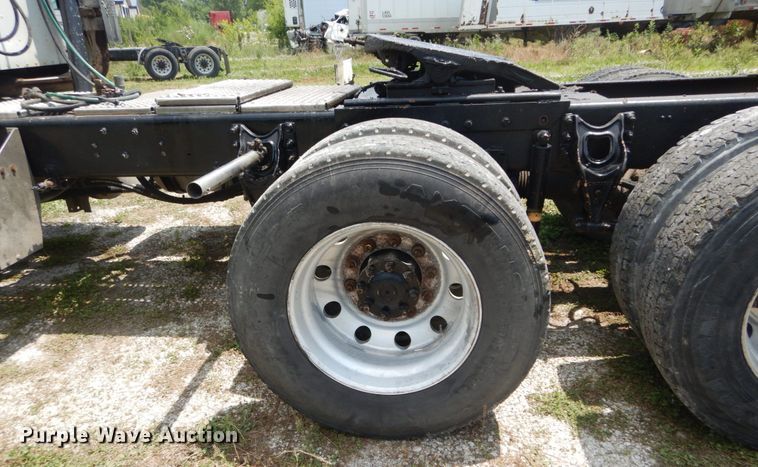 image for item GV9096 2001 International 9400i  semi truck