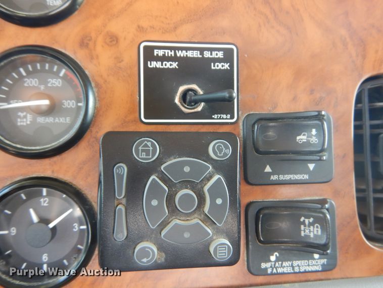 image for item GV9098 2006 Peterbilt 385  semi truck