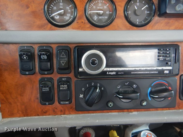 image for item GV9098 2006 Peterbilt 385  semi truck