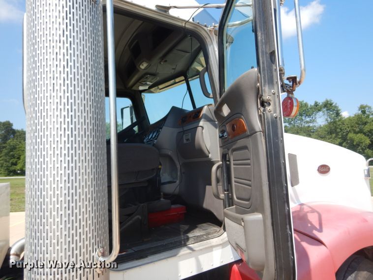 image for item GV9098 2006 Peterbilt 385  semi truck