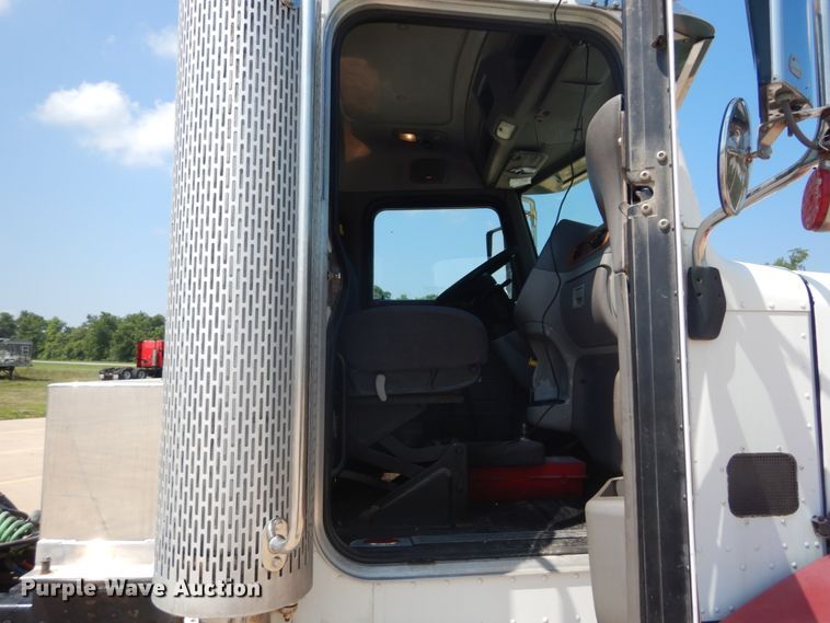 image for item GV9098 2006 Peterbilt 385  semi truck