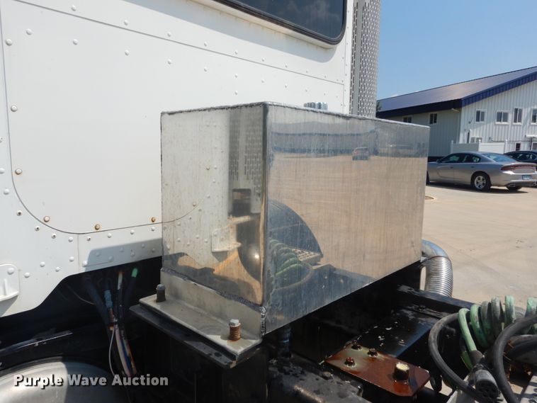 image for item GV9098 2006 Peterbilt 385  semi truck