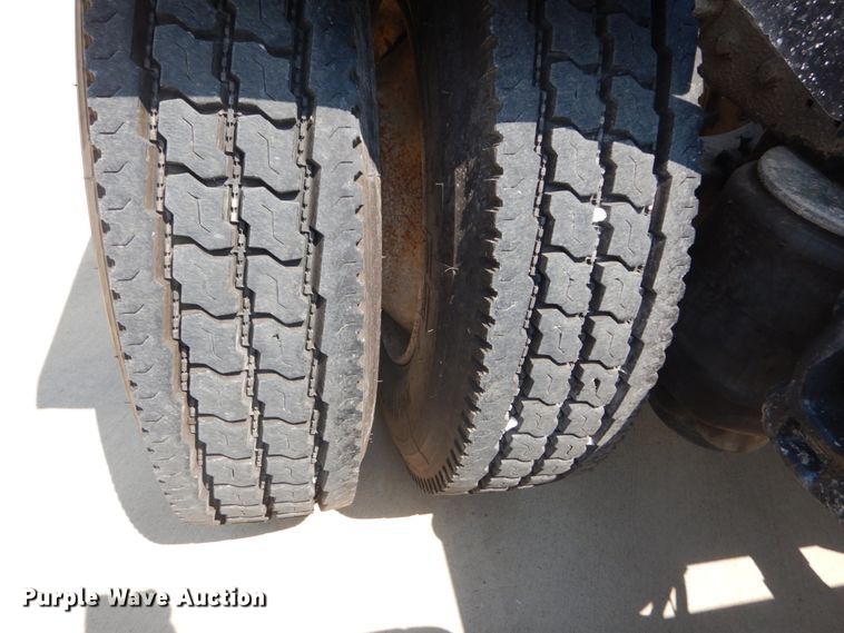 image for item GV9098 2006 Peterbilt 385  semi truck