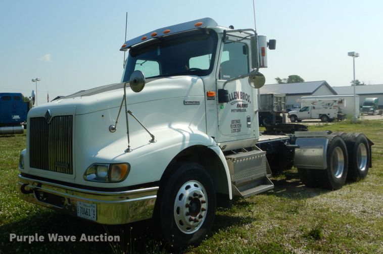 image for item GV9100 2001 International 9400i  semi truck