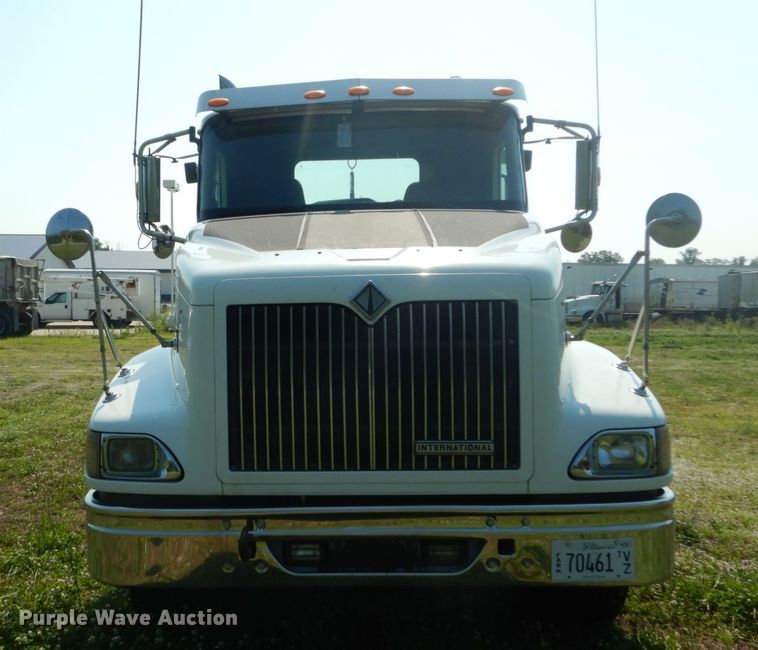 image for item GV9100 2001 International 9400i  semi truck