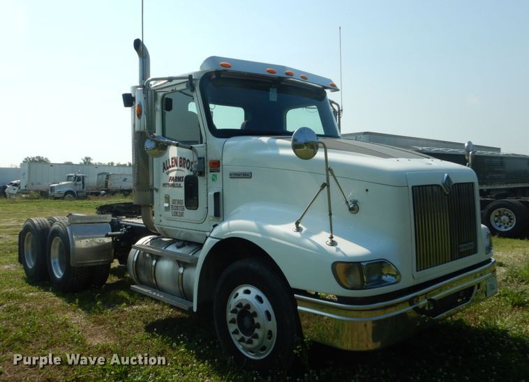 image for item GV9100 2001 International 9400i  semi truck