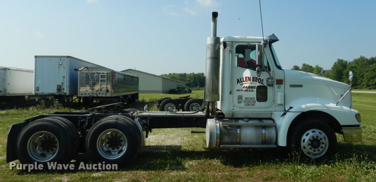 image for item GV9100 2001 International 9400i  semi truck