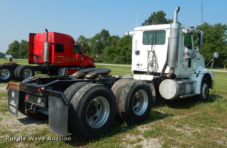 image for item GV9100 2001 International 9400i  semi truck