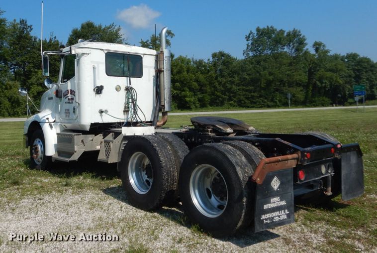 image for item GV9100 2001 International 9400i  semi truck