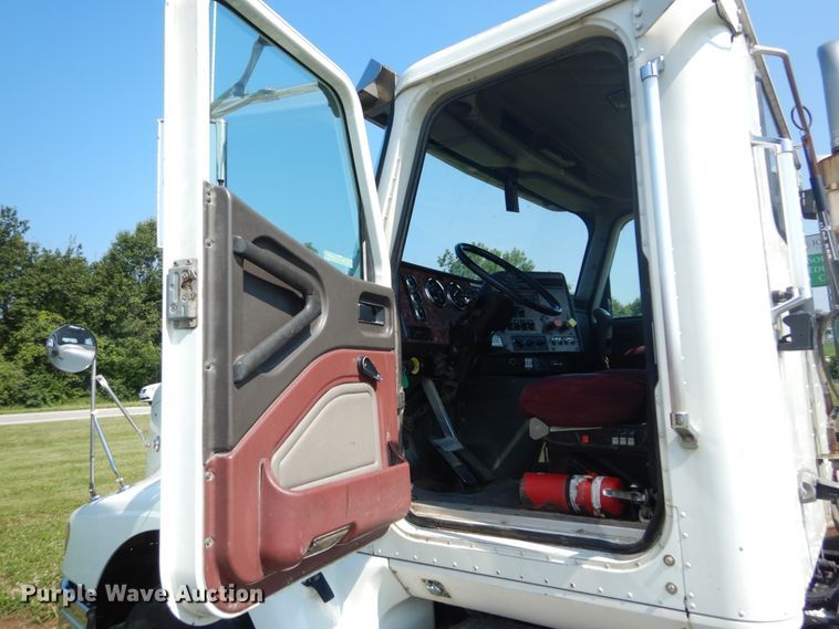 image for item GV9100 2001 International 9400i  semi truck