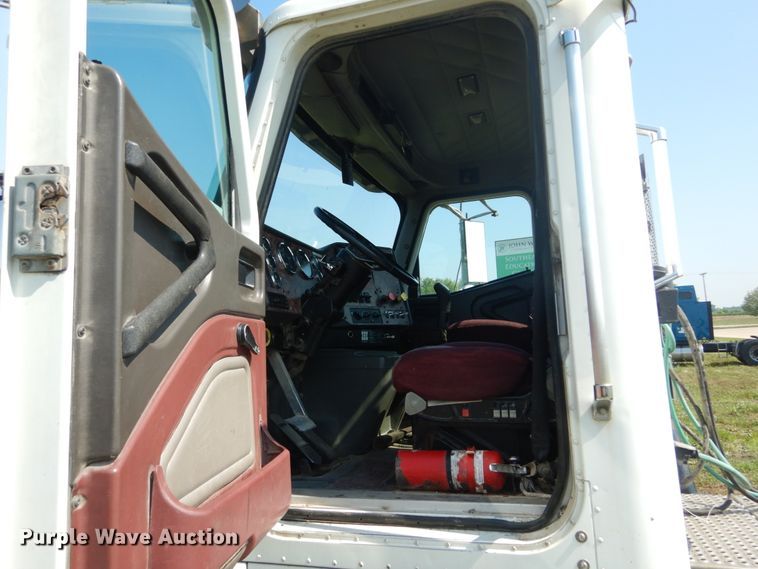 image for item GV9100 2001 International 9400i  semi truck