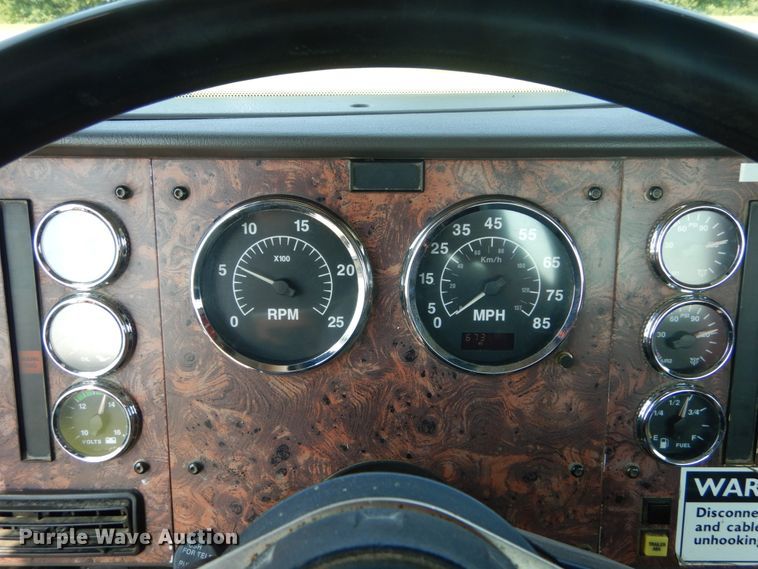 image for item GV9100 2001 International 9400i  semi truck