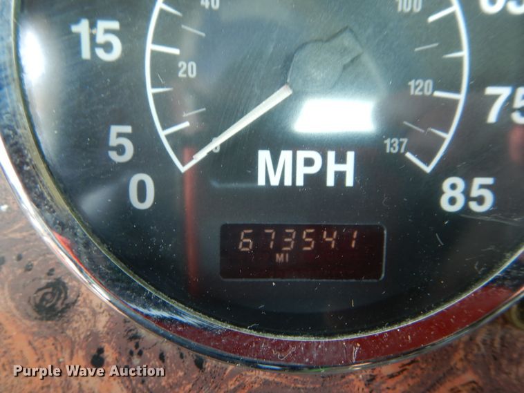 image for item GV9100 2001 International 9400i  semi truck