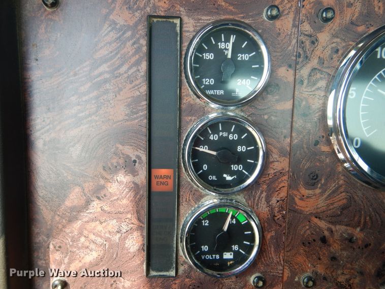 image for item GV9100 2001 International 9400i  semi truck