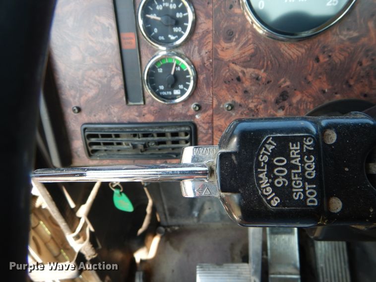 image for item GV9100 2001 International 9400i  semi truck