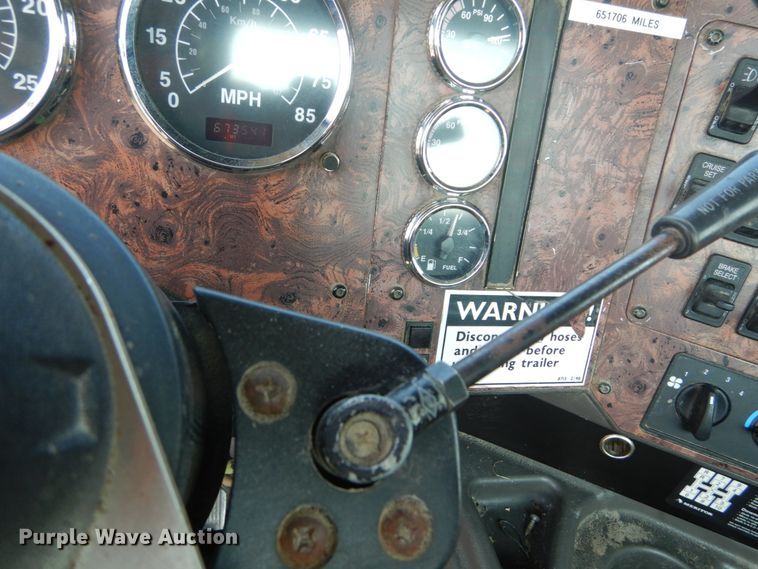 image for item GV9100 2001 International 9400i  semi truck