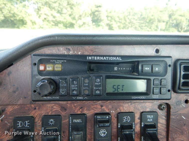 image for item GV9100 2001 International 9400i  semi truck