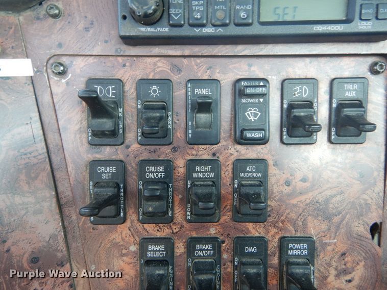 image for item GV9100 2001 International 9400i  semi truck