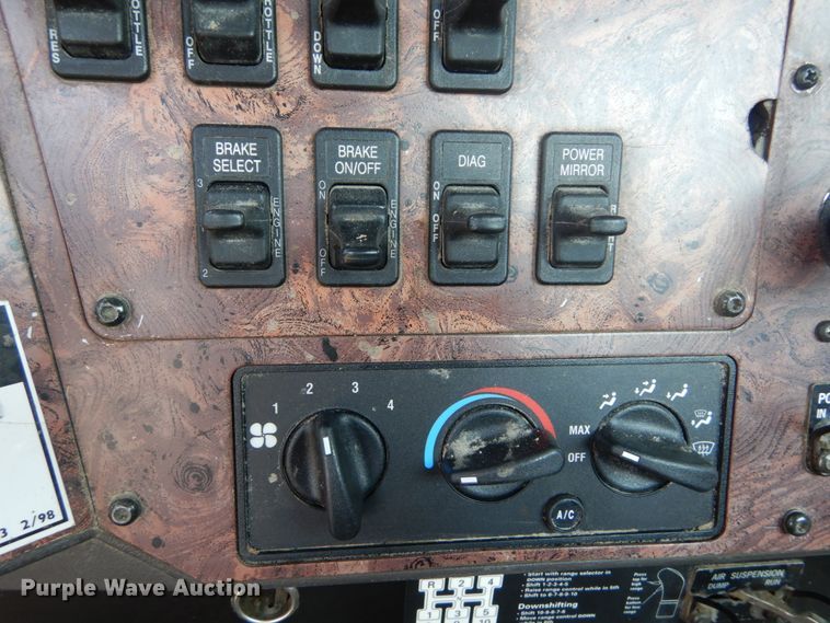 image for item GV9100 2001 International 9400i  semi truck