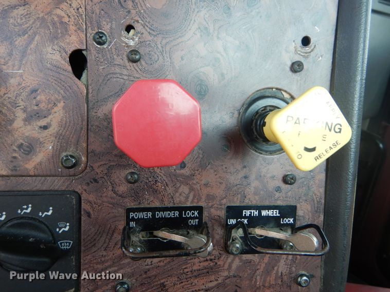 image for item GV9100 2001 International 9400i  semi truck