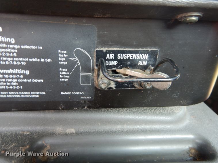 image for item GV9100 2001 International 9400i  semi truck