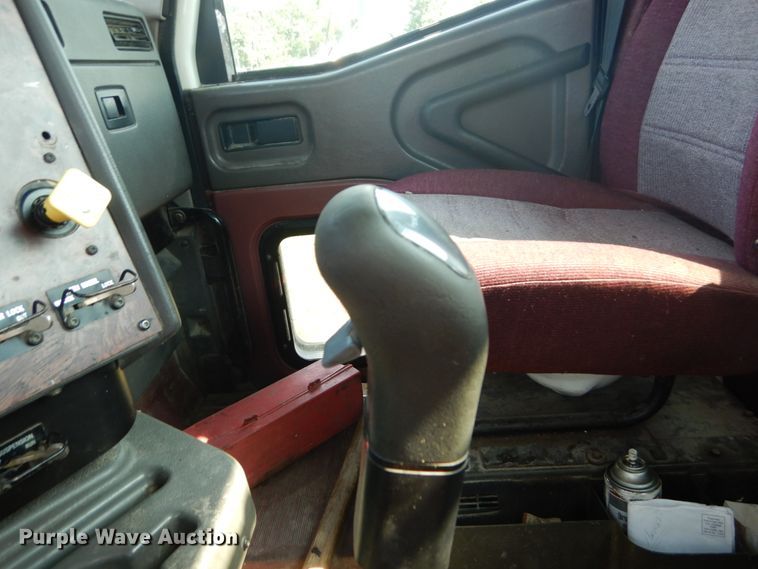 image for item GV9100 2001 International 9400i  semi truck