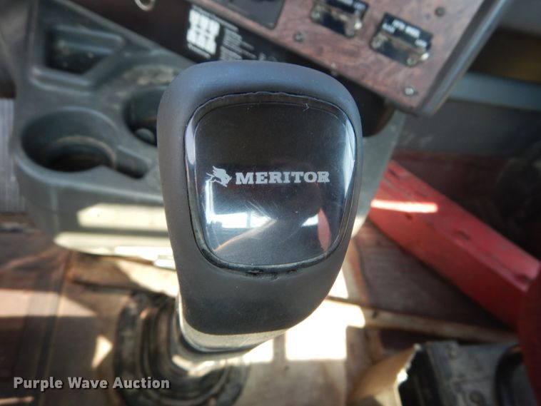 image for item GV9100 2001 International 9400i  semi truck