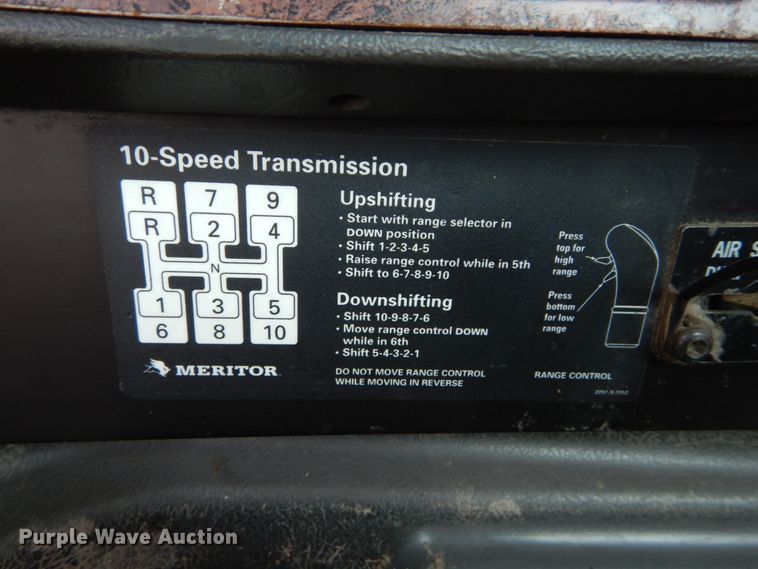 image for item GV9100 2001 International 9400i  semi truck