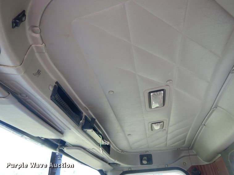 image for item GV9100 2001 International 9400i  semi truck