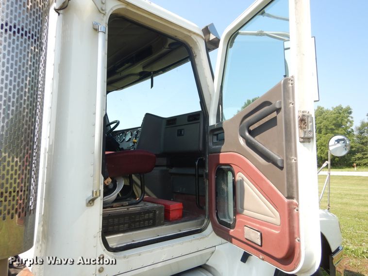 image for item GV9100 2001 International 9400i  semi truck