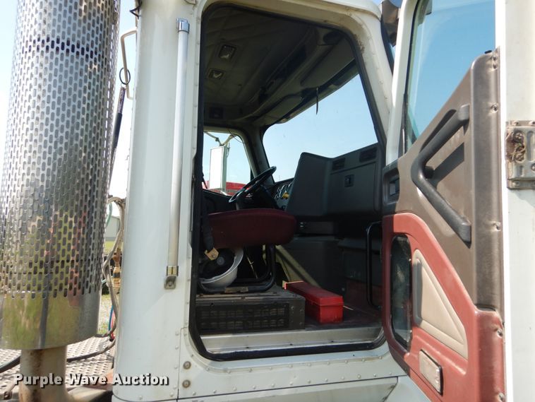 image for item GV9100 2001 International 9400i  semi truck