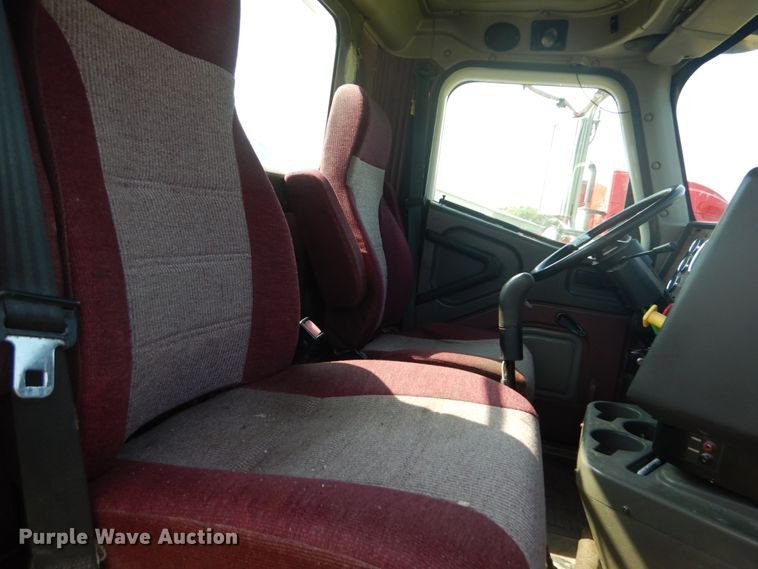 image for item GV9100 2001 International 9400i  semi truck