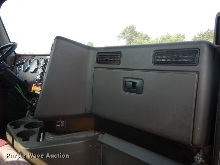 image for item GV9100 2001 International 9400i  semi truck