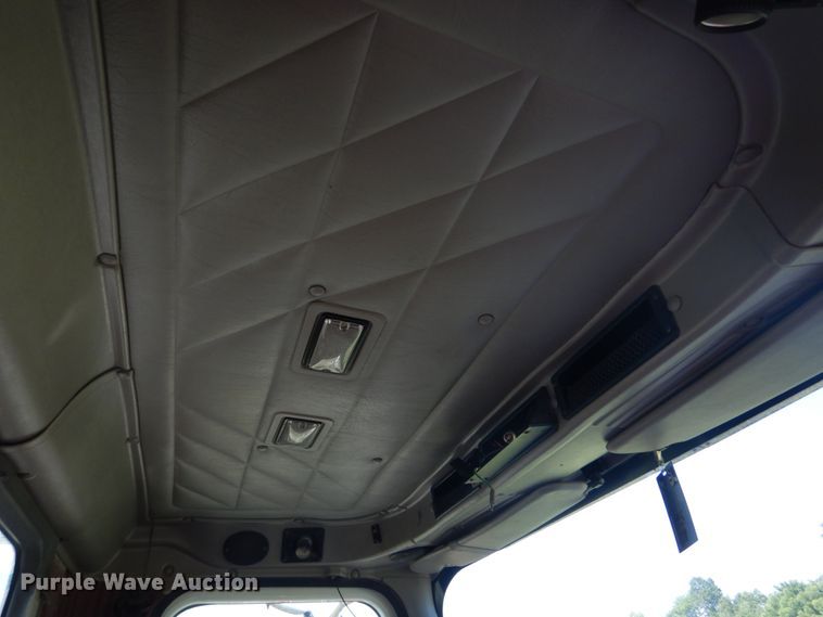 image for item GV9100 2001 International 9400i  semi truck