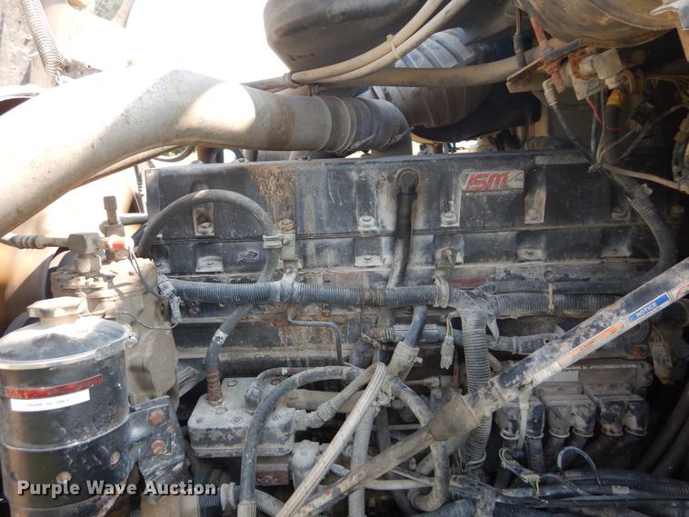 image for item GV9100 2001 International 9400i  semi truck