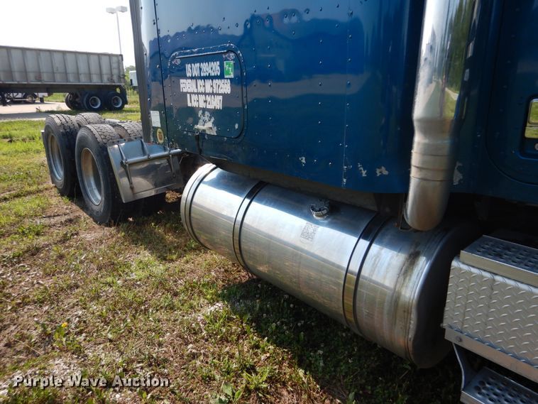 image for item GV9100 2001 International 9400i  semi truck