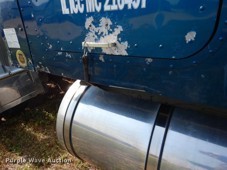 image for item GV9100 2001 International 9400i  semi truck