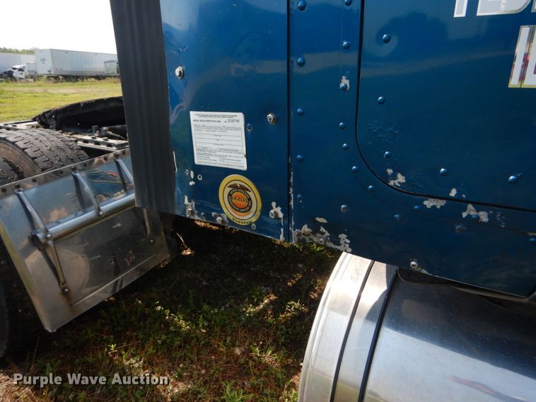 image for item GV9100 2001 International 9400i  semi truck